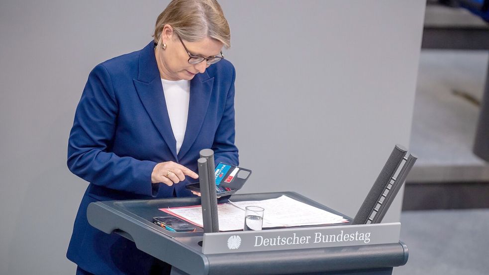 Der Probealarm stoppt auch Justizministerin Hubig im Bundestag. Foto: Michael Kappeler/dpa