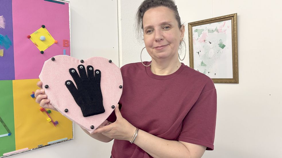 „Die Fingerspitzen ersetzen meine Augen“, sagt Michaela Eiben über ihr Kunstwerk in schwarz und rosa. Foto: Mieke Matthes