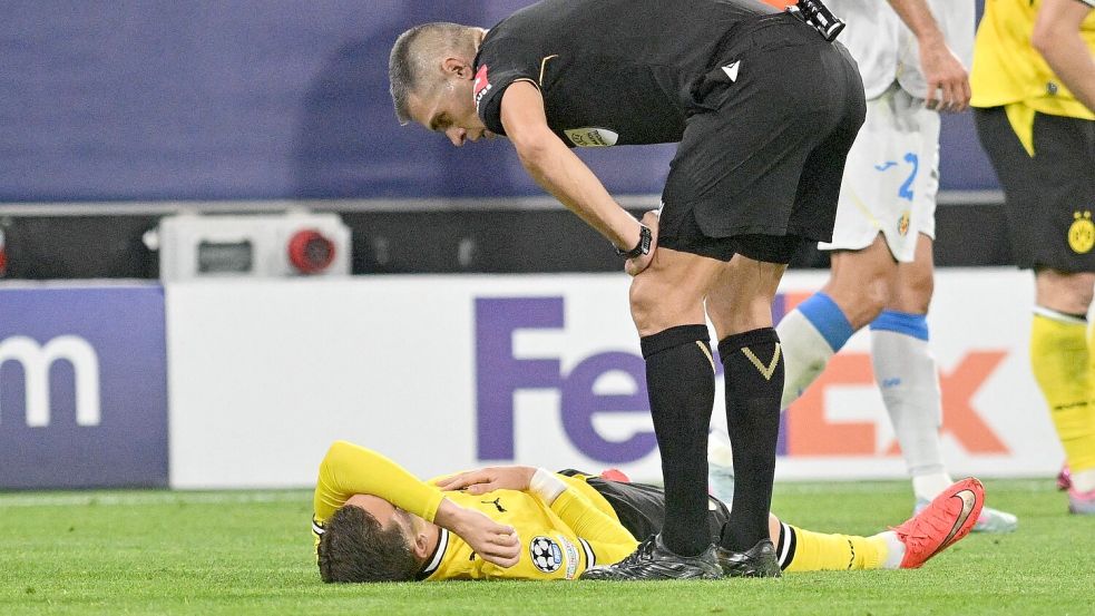 Konstantinos Karetsas (l) musste gegen Villarreal früh ausgewechselt werden. Foto: Bernd Thissen/dpa