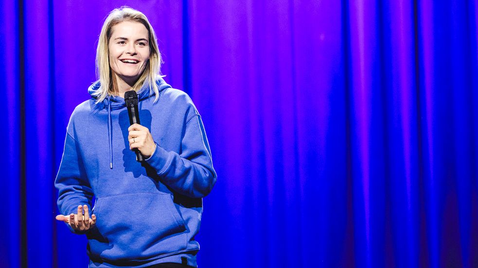 Hazel Brugger wechselt für die neue Prime-Video-Show „LOL Next“ an den Buzzer im Kontrollraum. Foto: IMAGO/Gonzales Photo/Tilman Jentzsch