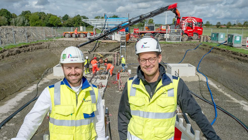 Jan Fally (links) und Stefan Sennekamp vom Übertragungsnetzbetreiber Amprion auf der Baustelle in Hinte. Hier werden gerade Erdkabel für Windstrom aus der Nordsee eingezogen. Fotos: Klaus Ortgies