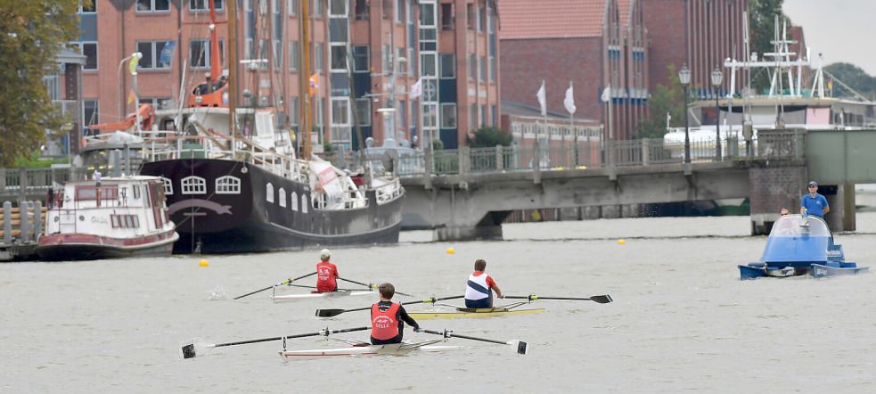 Die Ruderregatta in Leer lockt immer wieder viele Zuschauer. Am Sonntag kann man zudem in der Innenstadt shoppen. Foto: Klaus Ortgies/Archiv