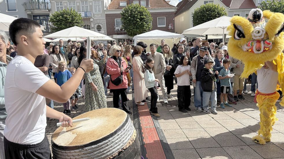 Auricher, die ihre Wurzeln in Vietnam haben, führten beim Fest der Kulturen 2025 in Aurich einen Drachentanz auf. Foto: Karin Böhmer/Archiv