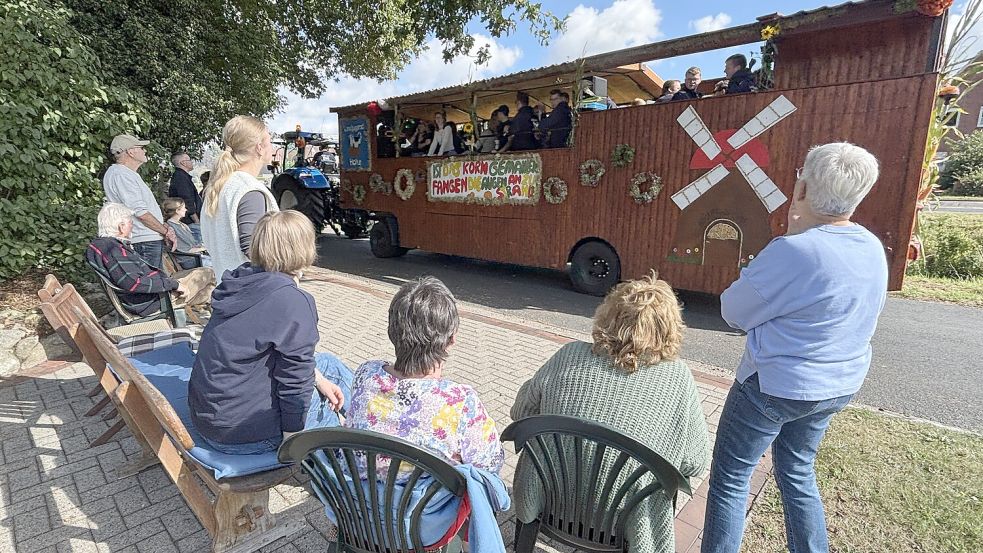 In Klostermoor kann man am Sonntag den großen Ernteumzug mit mehr als 40 Wagen bewundern. Foto: Henrik Zein/Archiv
