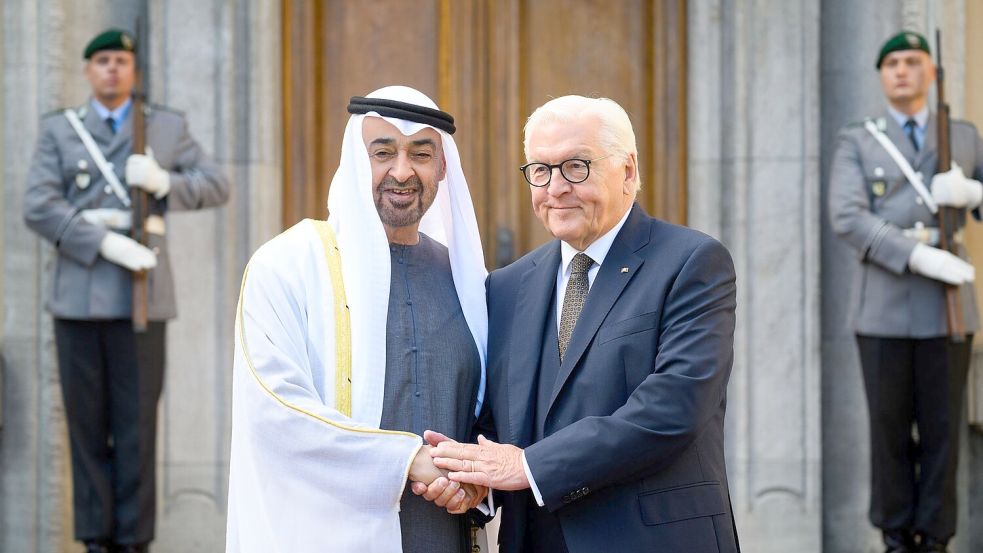 Bundespräsident Steinmeier begrüßt den Gast vom Golf mit militärischen Ehren. Foto: Bernd von Jutrczenka