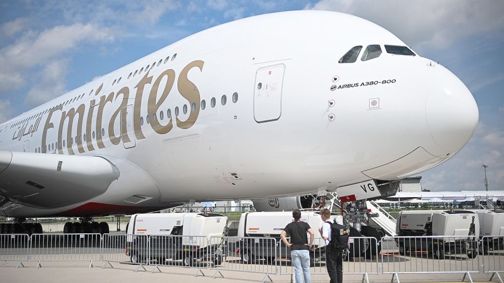 Die Fluggesellschaft Emirates präsentierte in den vergangenen Jahren bei der Internationalen Luft- und Raumfahrtausstellung (ILA) am Flughafen Berlin-Brandenburg eine ihrer Maschinen - künftig darf die Airline den Flughafen auch tatsächlich ansteuern. (Archivbild) Foto: Sebastian Gollnow