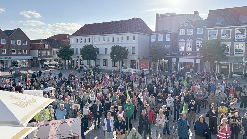 Rund 300 Teilnehmer kamen zu der Kundgebung des Aktionsbündnisses „Aurich ist bunt“. Foto: Mieke Matthes