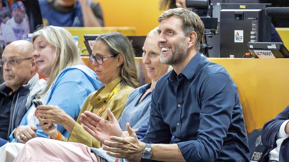 Basketball-Legende Dirk Nowitzki jubelte mit den deutschen Basketballerinnen. Foto: Andreas Gora
