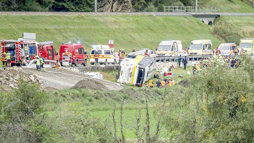 Der Bus rammte eine Leitplanke und stürzte auf die Seite. Foto: Jon Duschletta/