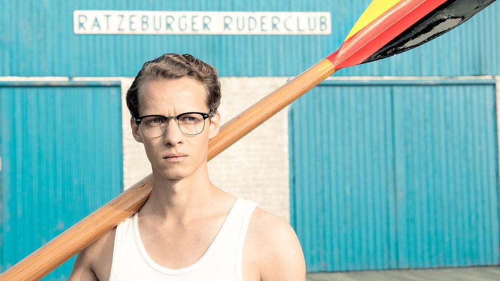 Felix Kammerer als Hans Lenk vor dem Ratzeburger Ruderclub. Foto: Mathias Bothor