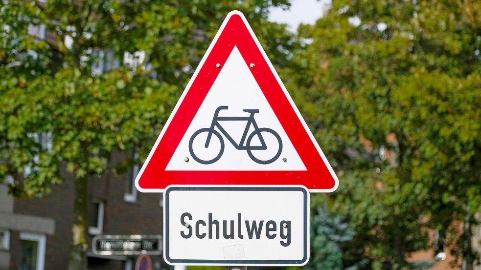 Auf dem Schulweg hat meine Familie innerhalb weniger Tage zweimal gefährliche Situationen erlebt. Ein Lkw-Fahrer übersah uns, was zu einer Beinahe-Kollision führte. Foto: Michael Gstettenbauer/imago