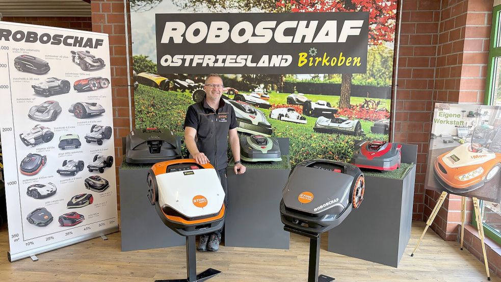 Frank Koopmans "hütet die Roboschafe" für sorgenlose Rasenpflege und vieles mehr für den Garten in Herbst und Frühjahr. Fotos: Axel Wittich