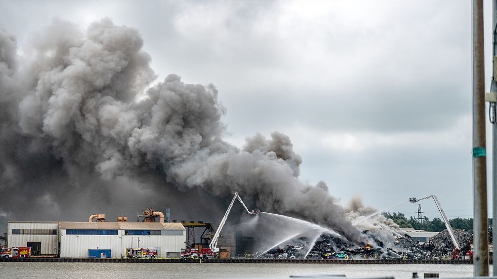 Der Brand eines Abfallhaufens verursachte eine starke Rauchwolke. Foto: Klaus Ortgies/Archiv