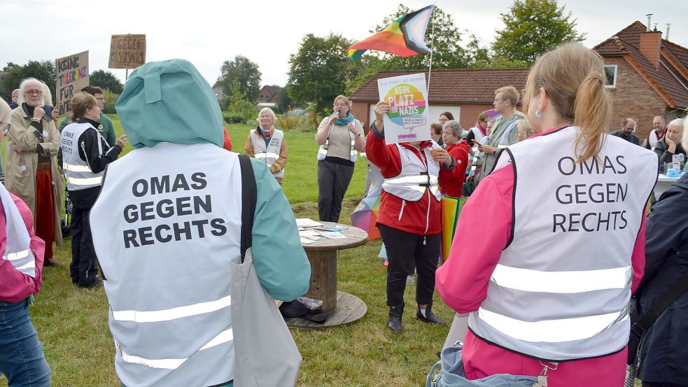 Eine Ansprache mit biblischen Gleichnissen hielt bei der Kundgebung der Omas gegen Rechts in Ramsloh Pastorin Sabine Feuerhake (mit Mikro) von der lutherischen Kirchengemeinde Reekenfeld. Sie hatte sich ihre Teilnahme von der Landeskirche Oldenburg absegnen lassen. Foto: Astrid Fertig