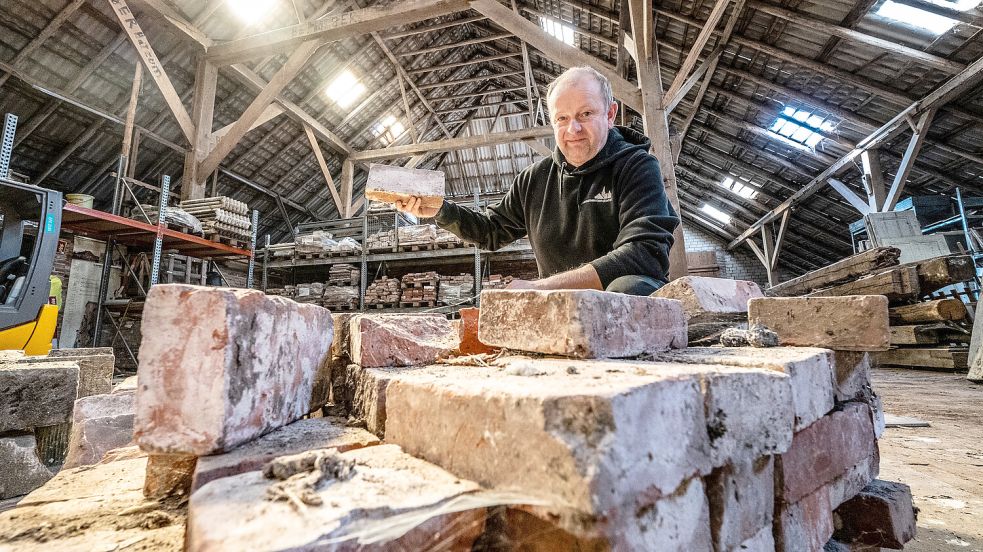 In der Scheune in Jemgumgaste stapelt sich Geschichte. Kay Neuling hat uns einen Einblick in die Schatzkammer des Monumentendienstes gewährt. Foto: Klaus Ortgies