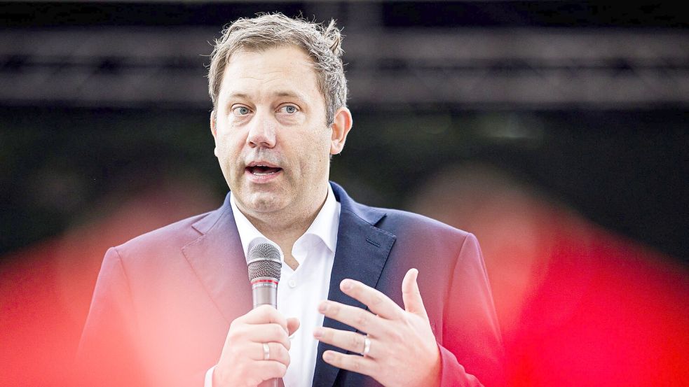 Der SPD-Vorsitzende Lars Klingbeil verwahrt sich scharf gegen Angriffe aus der Union auf seine Co-Parteichefin Bärbel Bas. Foto: Moritz Frankenberg