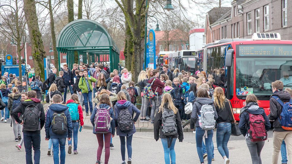 Schüler laufen zum ZOB in Aurich. Im Landkreis Aurich nutzen Tausende den Bus als Transportmittel zu den Schulen. Foto: Archiv/Romuald Banik
