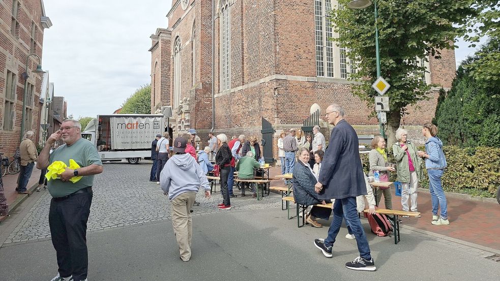 Gegen 12 Uhr am Samstag waren bereits einige Interessierte bei der Demo für den „Kulturort Faldern“ und eine Fußgängerzone vor der Neuen Kirche gekommen. Die Demo ging von 11 bis 14 Uhr. Fotos: Mona Hanssen