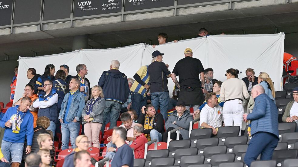 Ein Zuschauer ist nach einem Notfall bei der Zweitliga-Partie zwischen Eintracht Braunschweig und Dynamo Dresden gestorben. Foto: Swen Pförtner/dpa