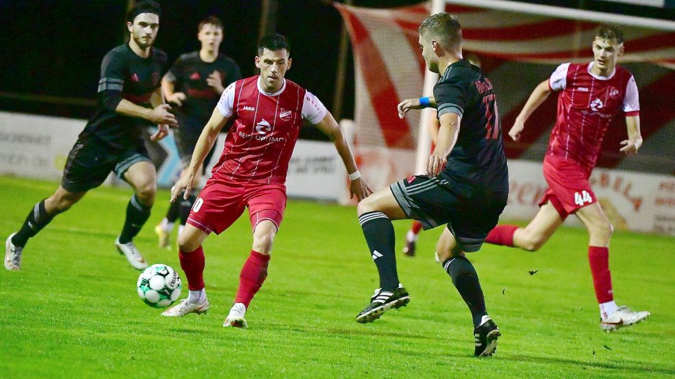 Benjamin Lünemann (am Ball) krönte seine starke Leistung mit zwei Treffern für Concordia. Fotos: Hans Damm