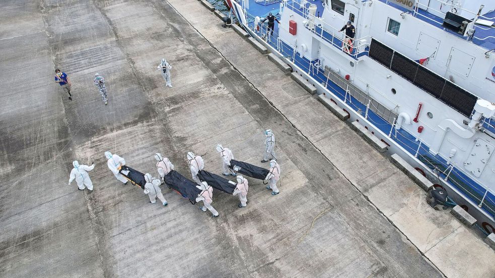 Nach dem Brand auf der Fähre „MV June Aster“ werden immer mehr Tote geborgen. Foto: Aaron Favila