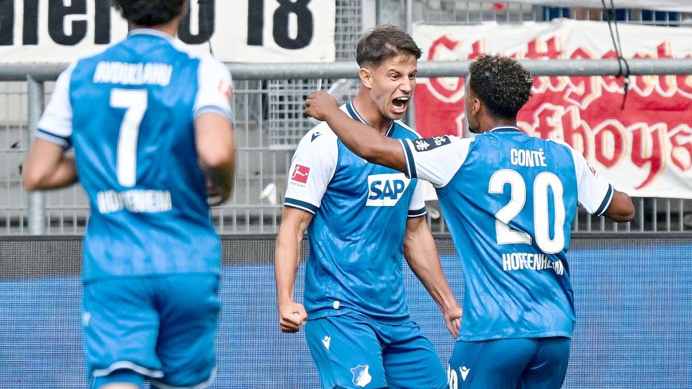 Adam Hložek jubelte mit seinen Teamkollegen über die Führung. Foto: Uwe Anspach