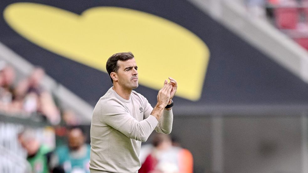 Bayer-Coach Carles Martinez sah den verdienten Ausgleich seiner Mannschaft. Foto: Harry Langer