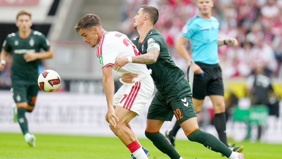 Kölns Thijs Dallinga (l) und Bremens Marco Friedl kämpfen ums den Ball. Foto: Thomas Frey