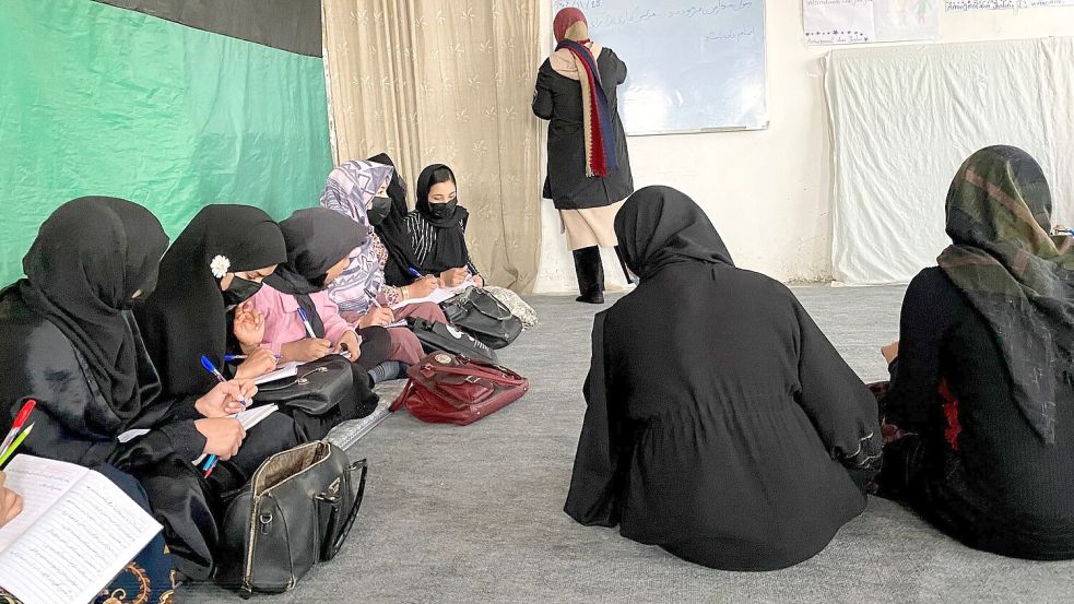Aufgrund der geschlechtsspezifischen Verfolgung durch die islamistischen Taliban erhalten fast alle Afghaninnen einen Schutzstatus. (Archivfoto) Foto: Fariba Akbari/dpa