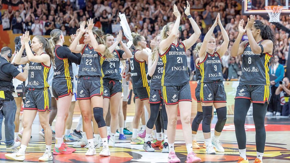 Die Basketballerinnen bedanken sich nach dem Halbfinale. Foto: Andreas Gora