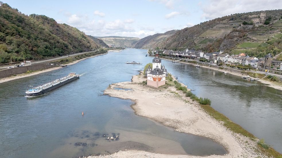 Der „Pegel Kaub“ gilt für die Schifffahrt als kritischer Punkt bei der Frage nach einer durchgehenden Passierbarkeit des Flusses. (Archivbild) Foto: Boris Roessler