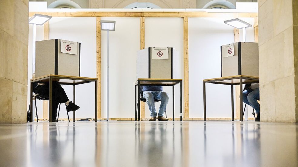 Einige Wählerinnen und Wähler haben ihre Stimmen schon vorab verteilt, wie hier im Neuen Rathaus vom Hannover. (Archivbild) Foto: Julian Stratenschulte