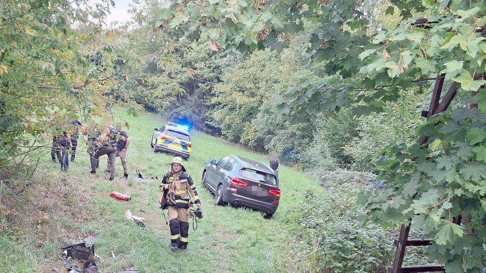 Nachdem er von der Straße abgekommen war, nahmen die Polizisten den Jugendlichen fest. Foto: Helmuth Riedl/Zema Medien/dpa