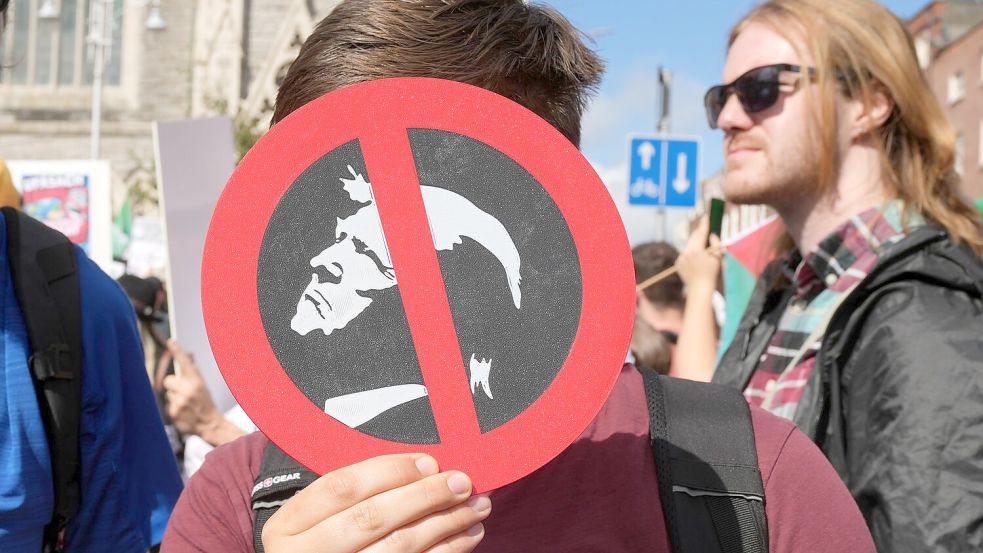 Tausende Menschen demonstrierten gegen Donald Trump während dessen Irland-Besuchs. Foto: Kin Cheung