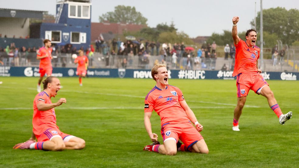 Ole Kühling (rechts) hatte am Samstag allen Grund zum Jubeln: Er steuerte ein Tor und eine Vorlage zum 4:1-Sieg gegen Jeddeloh bei. Hier feiert er nach dem Tor zum 4:1 von Theo Schröder (Mitte), der eine Kühling-Flanke verwertete. Fotos: Jens Doden, Emden