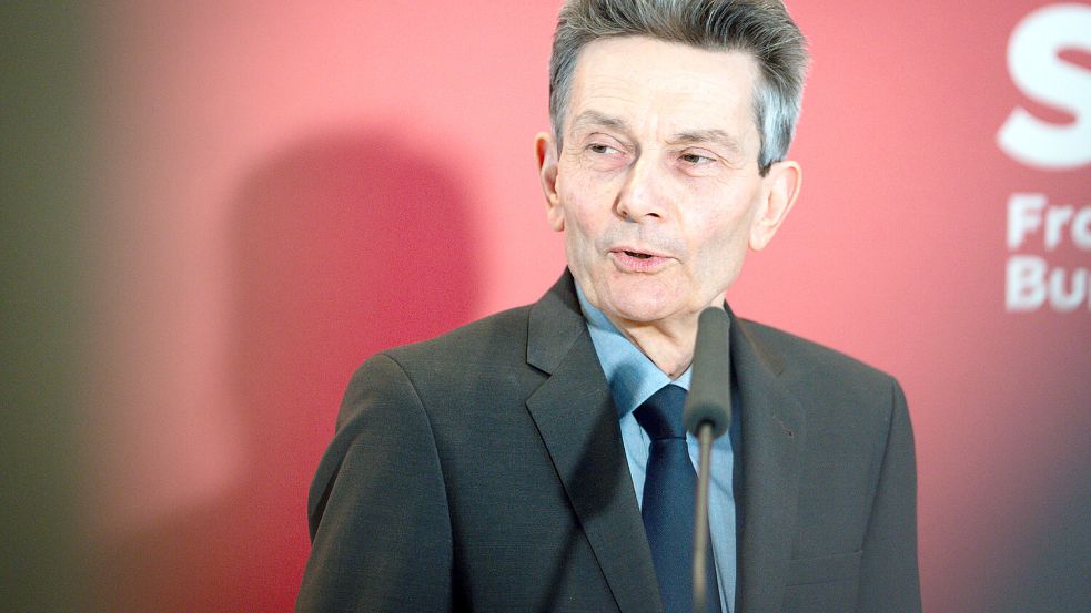 Welchen Weg sollte die EU im Ukraine-Krieg einschlagen? Dr. Rolf Mützenich fordert im Clasen Talk Friedensgespräche mit Russland. Foto: IMAGO/Political-Moments