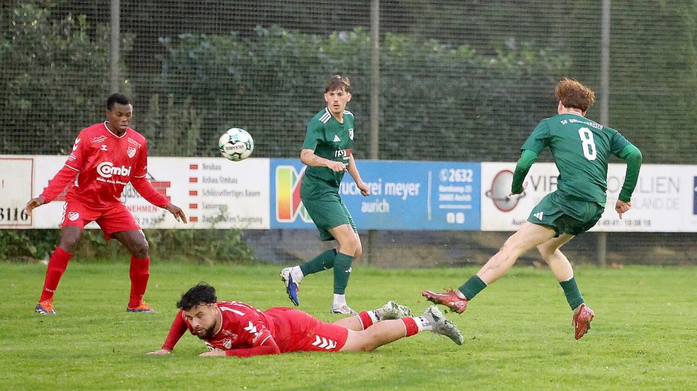 Der Wallinghausener Renke Kugelmann (Rückennummer acht) versucht sein Glück mit einem Fernschuss. Foto: Wilfried Gronewold