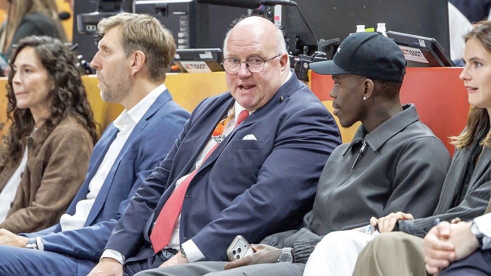 Nowitzki, Verbandsboss Weiss und Schröder sehen das Bronze-Spiel. Foto: Andreas Gora