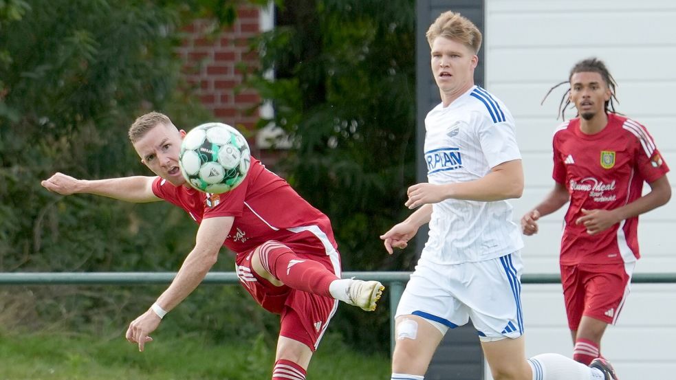 Tobias Steffen (links) erzielte seinen ersten Treffer im Pewsumer Trikot. Foto: Schoneboom