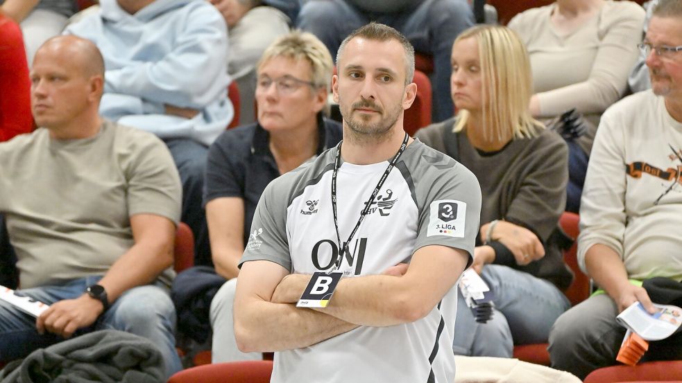 OHV-Trainer Kevin Wendlandt konnte es nicht fassen. Seine Mannschaft verlor deutlich in Hagen. Foto: Jens Doden (Blomberg)