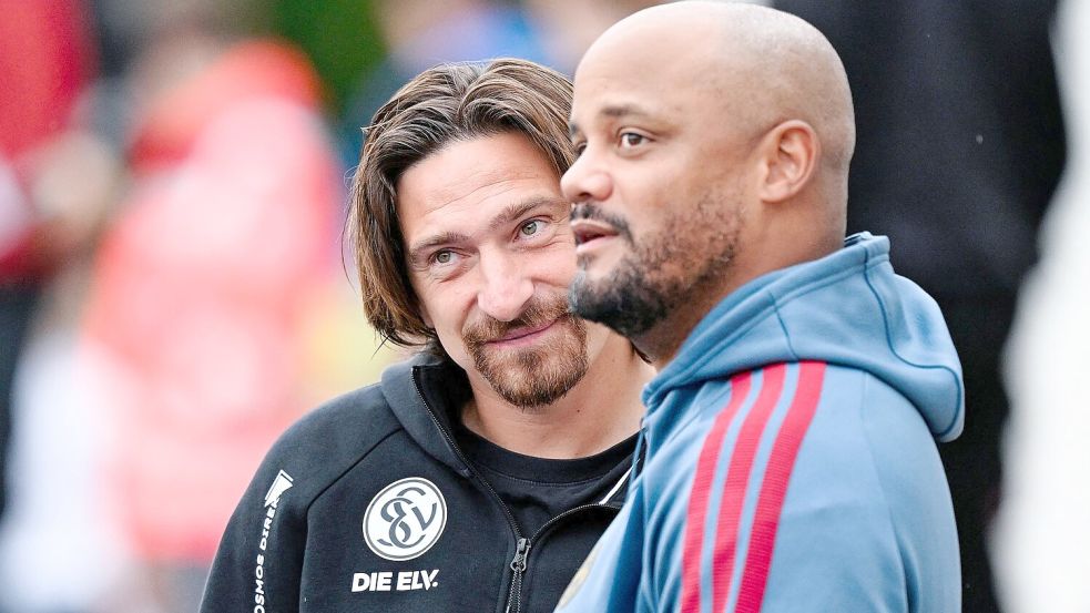 Elversberg-Trainer Vincent Wagner (l) durfte nach der Aufhebung seiner Gelb-Rot-Sperre gegen den FC Bayern München auf der Bank sitzen. Foto: Uwe Anspach
