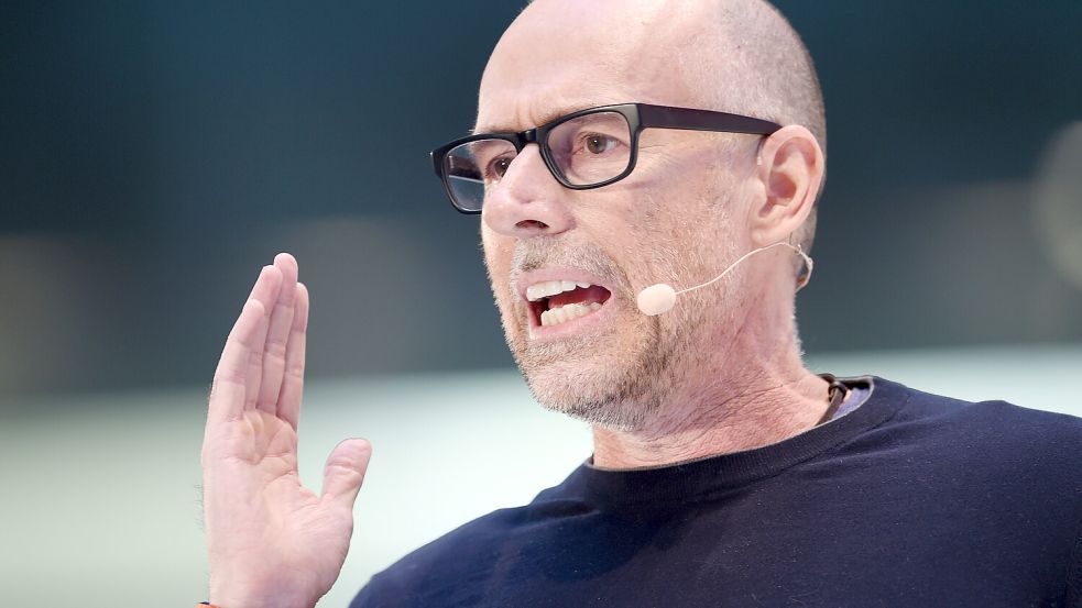 Der US-Ökonom und Marketingdozent an der New York University, Scott Galloway: Die besorgten Äußerungen von KI-Entwicklern versetzen ihn in Rage. Foto: Tobias Hase/dpa