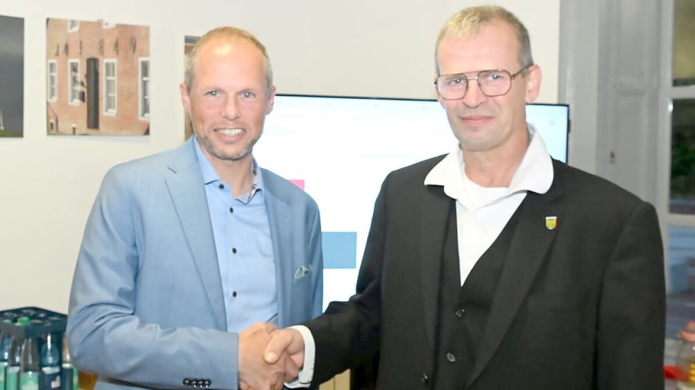 Jan Hillebrand (links) tritt am 27. September bei einer Stichwahl gegen Roelf Odens an. Foto: Heinz Wagenaar
