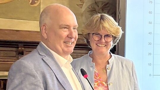 Bürgermeister Claus-Peter Horst (parteilos) dankte insbesondere seiner Frau Edith. Foto: Vera Vogt