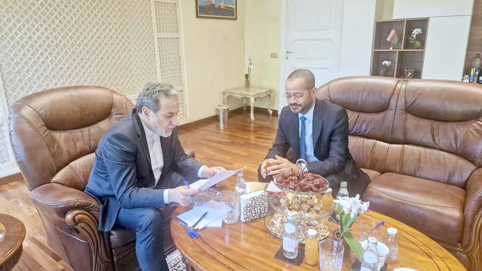 Wollten sich ursprünglich im Oman treffen: Irans Außenminister Abbas Araghtschi (l) und sein omanischer Amtskollege Badr al-Busaidi. (Archivbild) Foto: Uncredited/Iranian Foreign Minis