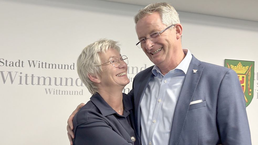 Seine Frau Tatjana gehörte zu den ersten Gratulanten von Rolf Claußen nach seinem Wahlsieg. Foto: Susanne Ullrich