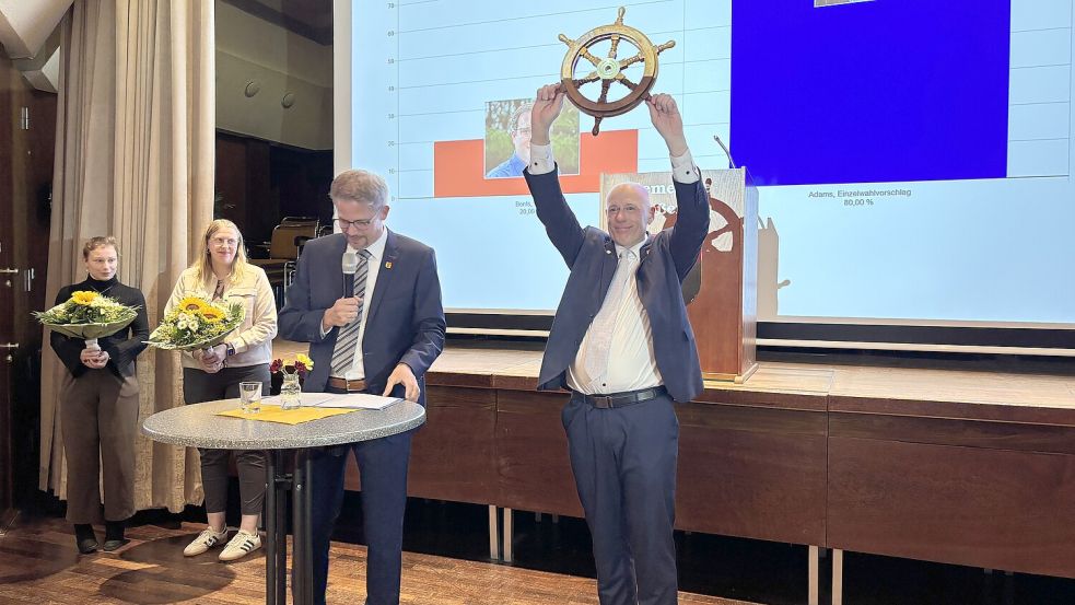 Er bleibt am Steuer der Gemeinde: Erwin Adams (rechts) ist der alte und neue Bürgermeister in Großefehn. Foto: Mieke Matthes