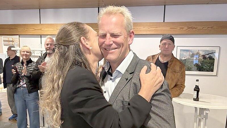 Geert Müller tritt in Rhauderfehn seine dritte Amtszeit als Bürgermeister an. Als erste gratulierte ihm zur erfolgreichen Wiederwahl seine Frau Heide Ihlenburg. Foto: Astrid Fertig