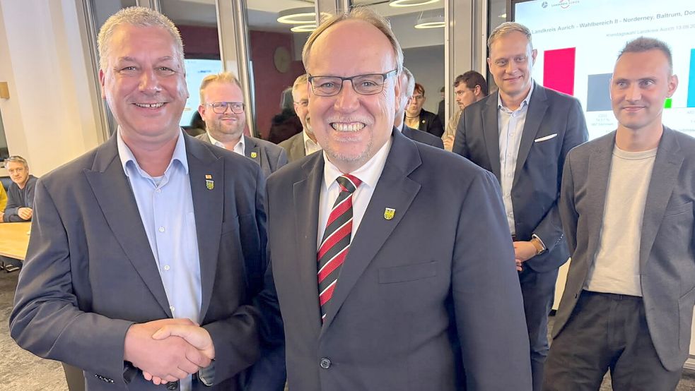 Ein freundliches Händeschütteln nach einem langen Wahlkampf, der noch weitergeht: Detlev Krüger (links) und Olaf Wiltfang.Foto: Aiko Recke