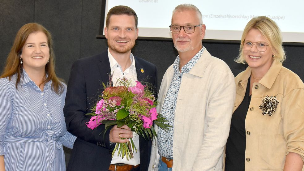 Ostrhauderfehns neuer Bürgermeister Michael Quappe (2. von links) mit seiner Frau Christiane (links). Zu den ersten Gratulanten zählten Noch-Bürgermeister Günter Harders und dessen Ehefrau Ilona Harders-Bluhm. Foto: Henrik Zein